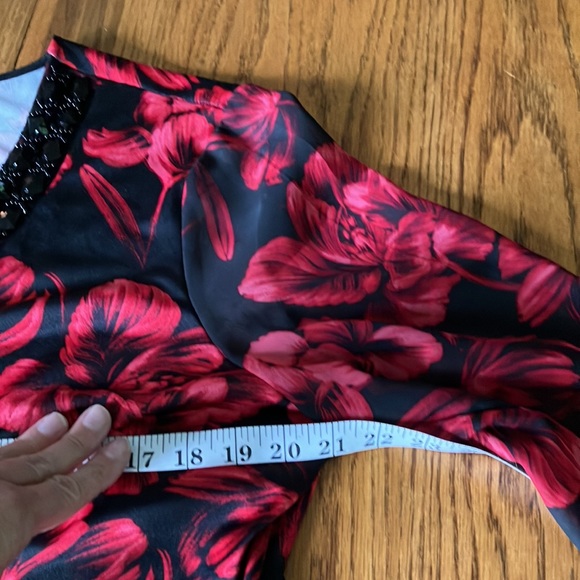 ROZ & ALI LG BLACK & RED BEADED BEAUTY WITH SLANT SLEEVES TUNIC - Picture 9 of 10